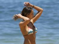 Jessica Alba uwodzicielsko w bikini na plaży 